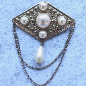 elegant vintage brooch